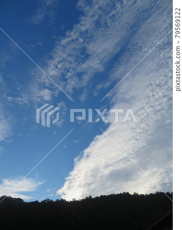 山脈和動態卷雲藍天 79569122