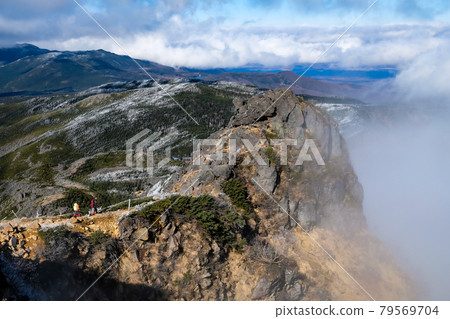 沿著雲層之上的山脊前行 沿著雲層之上的山脊前行 79569704