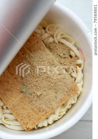 加入熱水前的 Fox 泡麵 加入熱水前的 Fox 泡麵 79569801