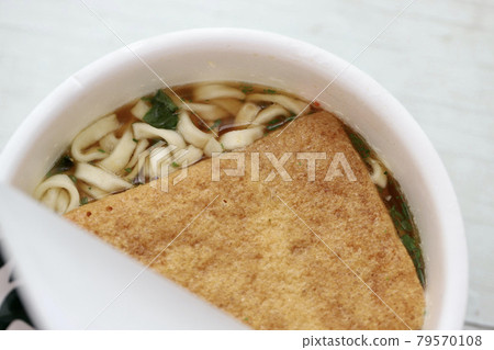 泡麵 Fox 烏龍麵在熱水中浸泡 3 分鐘 79570108