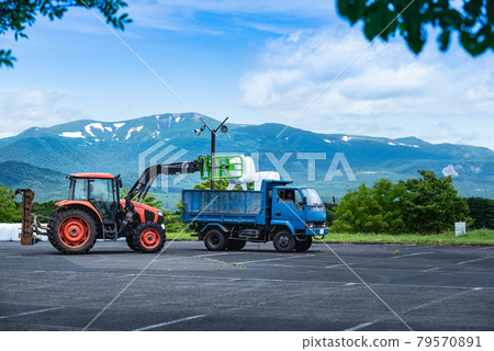 栗駒高原牧場牧場卷捆包筒倉運輸工作 79570891