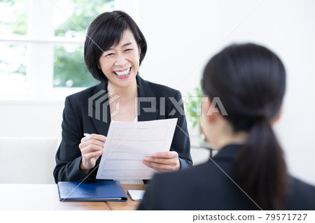 接受面試測試的經理女人 接受面試測試的經理女人 79571727