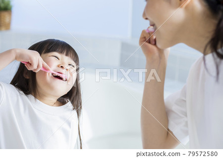 Parent-child toothpaste lifestyle Parent-child toothpaste lifestyle 79572580
