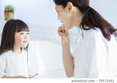 Parent-child toothpaste lifestyle 79572582