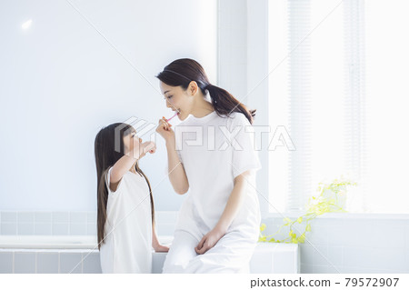 Parent-child toothpaste lifestyle Parent-child toothpaste lifestyle 79572907