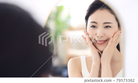 Woman looking in the mirror Beauty image Skin care Body care Beauty salon Woman looking in the mirror Beauty image Skin care Body care Beauty salon 79573302