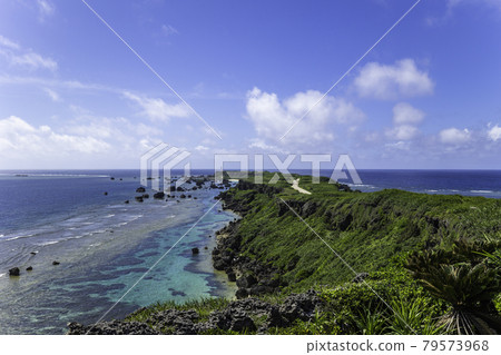 沖繩宮古島 從東平安名崎展望台到平安名崎燈塔的風景 照片素材 圖片 圖庫