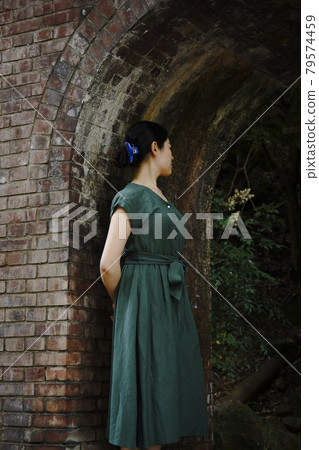 南禪寺和水色閣拱門下的綠色連體衣女人 79574459