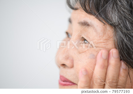 高級女性眼睛面部護理 高級女性眼睛面部護理 79577193