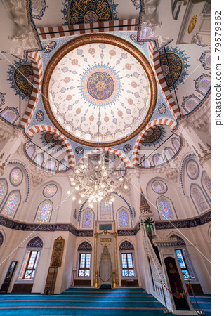 Mysterious construction 79579362