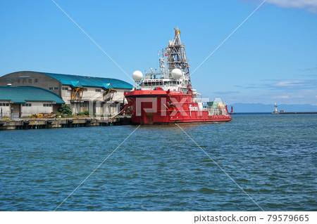 停泊在小樽港中央碼頭的海底地質調查船 79579665