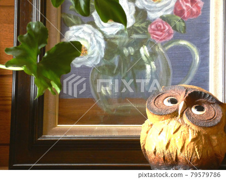 Room interior: foliage plants and figurines 79579786