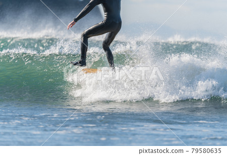 [在強風中衝浪在春季風暴中] 79580635