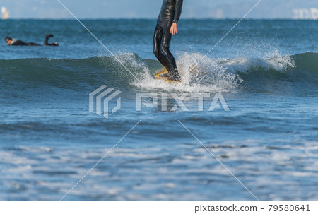 [Surfing in a spring storm with strong winds] 79580641