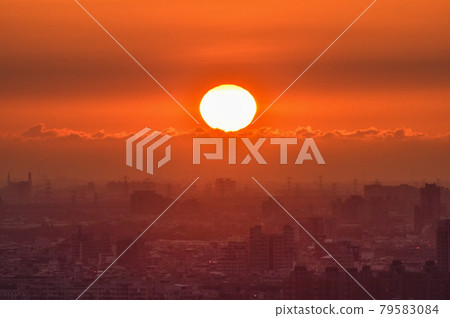 夕陽西下,城市上空天空朦朧,火雲特別,浪漫美好。 夕陽西下,城市上空天空朦朧,火雲特別,浪漫美好。 79583084