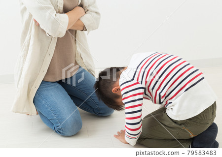 A child and an angry mother who apologize in Dogeza 79583483