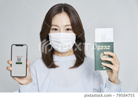 QR碼,智慧型手機,護照,機票,旅行,海外旅行,年輕女子,角落,灰色背景 QR碼,智慧型手機,護照,機票,旅行,海外旅行,年輕女子,角落,灰色背景 79584755