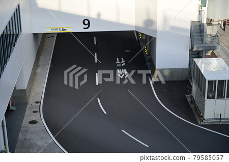 陽光明媚的日子，機場跑道上的道路 79585057