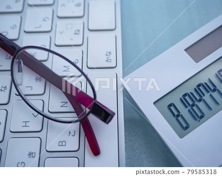商業形象·眼鏡·鍵盤·女性 商業形象·眼鏡·鍵盤·女性 79585318