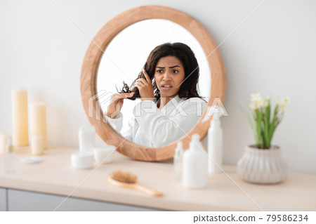 Tangled, brittle hair, split ends, beauty problems Tangled, brittle hair, split ends, beauty problems 79586234