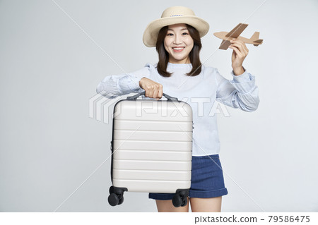 飛機、飛機、客機、模型、手提箱、承運人、旅行、海外旅行、年輕女子、風箏、灰色背景 79586475