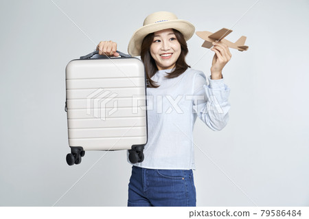 飛機、飛機、客機、模型、手提箱、承運人、旅行、海外旅行、年輕女子、風箏、灰色背景 飛機、飛機、客機、模型、手提箱、承運人、旅行、海外旅行、年輕女子、風箏、灰色背景 79586484