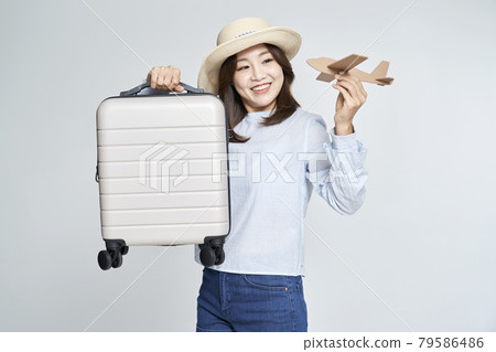飛機、飛機、客機、模型、手提箱、承運人、旅行、海外旅行、年輕女子、風箏、灰色背景 飛機、飛機、客機、模型、手提箱、承運人、旅行、海外旅行、年輕女子、風箏、灰色背景 79586486