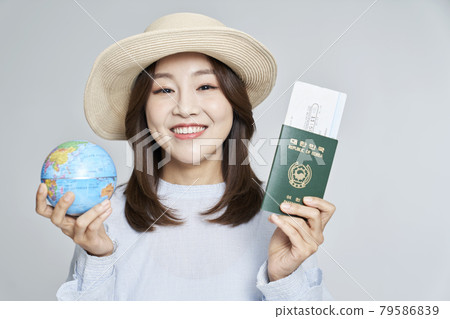 護照，機票，地球儀，地球，世界地圖，旅行，海外旅行，年輕女子，風箏，灰色背景 79586839