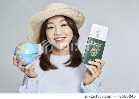 護照，機票，地球儀，地球，世界地圖，旅行，海外旅行，年輕女子，風箏，灰色背景 79586840