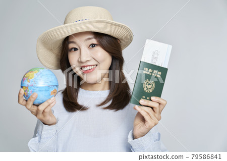 護照，機票，地球儀，地球，世界地圖，旅行，海外旅行，年輕女子，風箏，灰色背景 79586841