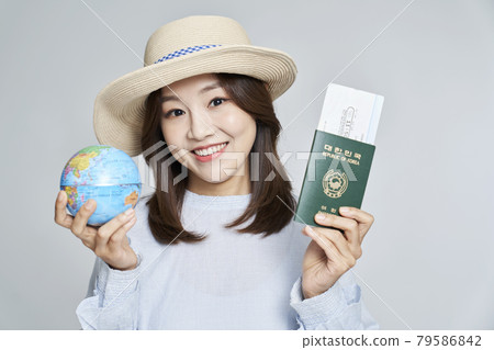 護照，機票，地球儀，地球，世界地圖，旅行，海外旅行，年輕女子，風箏，灰色背景 79586842