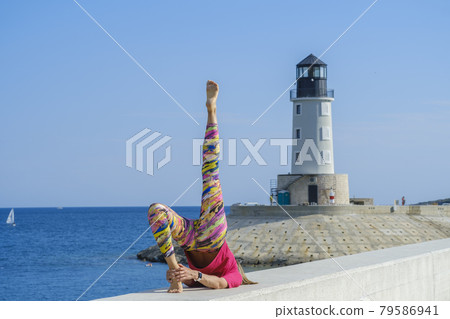 Young woman practicing yoga 79586941