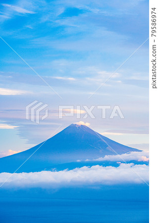 (Shizuoka Prefecture) A refreshing summer Fuji seen from the Darumayama plateau 79586974