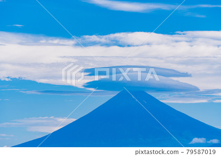 (Shizuoka Prefecture) A refreshing summer Fuji seen from the Darumayama plateau 79587019