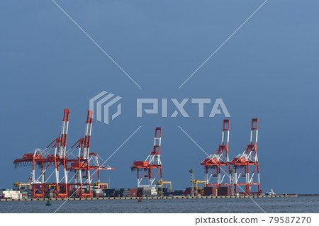 Gantry cranes (large cranes) line up at Kobe Port and Rokko Island 79587270