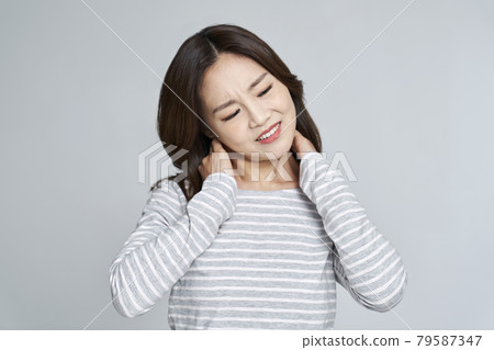 頸椎間盤，疼痛，年輕女子，親吻，灰色背景 79587347
