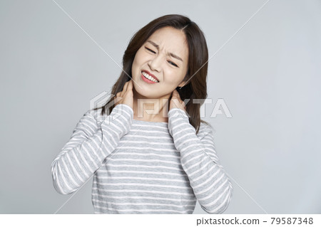 頸椎間盤,疼痛,年輕女子,親吻,灰色背景 頸椎間盤,疼痛,年輕女子,親吻,灰色背景 79587348