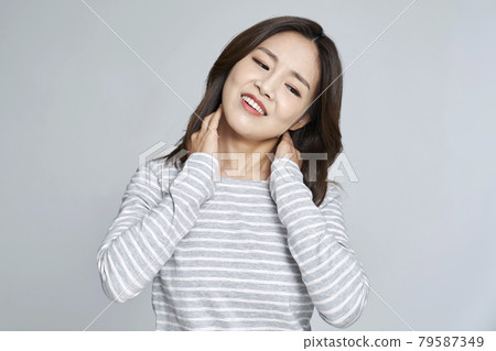 Cervical disc, pain, young woman, nukki, gray background 79587349