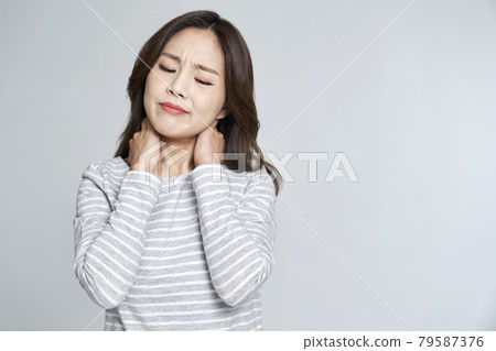 頸椎間盤，疼痛，年輕女子，親吻，灰色背景 79587376