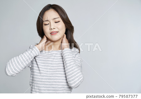 頸椎間盤，疼痛，年輕女子，親吻，灰色背景 79587377