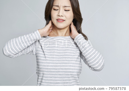 頸椎間盤，疼痛，年輕女子，親吻，灰色背景 79587378