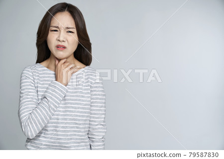 cold, sore throat, pharyngitis, sore throat, reflux esophagitis, pain, young woman, nukki, gray background 79587830