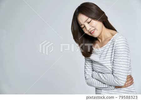 腹痛，月經，月經痛，疼痛，年輕女子，親吻，灰色背景 79588323