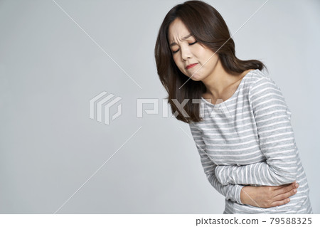 abdominal pain, menstruation, menstrual cramps, pain, young woman, nukki, gray background 79588325
