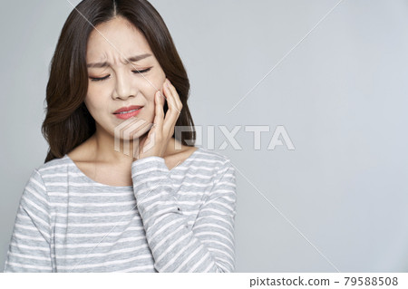 牙痛，疼痛，年輕女子，牙痛，灰色背景 79588508
