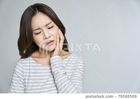 toothache, pain, young woman, nukki, gray background 79588509
