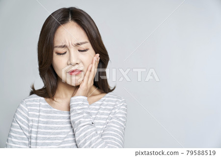 toothache, pain, young woman, nukki, gray background 79588519