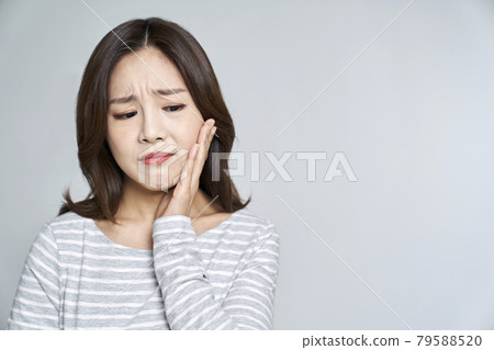 toothache, pain, young woman, nukki, gray background 79588520