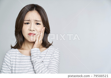 牙痛，疼痛，年輕女子，牙痛，灰色背景 79588521