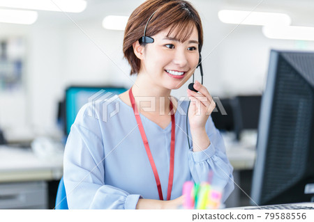 一個戴著耳機並做出反應的女商人 79588556